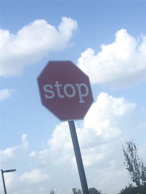 
Đây là tác phẩm của bạn khi sơn biển báo giao thông mà không gõ "Caps Lock". 