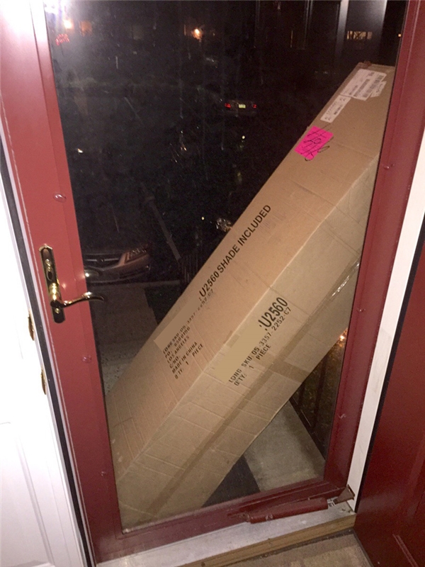 
Hàng vừa được chuyển đến cửa nhà. Và cánh cửa nó mở ra ngoài. Vui rồi!