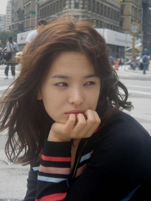 
Dù đã U40 nhưng Song Hye Kyo vẫn mang nét đẹp quý phái, dịu dàng và nữ tính như khi tham gia bộ phim kinh điển Trái Tim Mùa Thu cách đây đã hơn 10 năm.