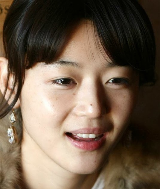 
"Mợ chảnh" Jun Ji Hyun tuy sở hữu làn da mịn màng nhưng những đốm tàn nhang làm cho Ji Hyun trông kém thu hút hơn.