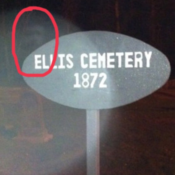 Bạn tò mò rằng không biết nếu chụp cảnh trong nghĩa trang vào ban đêm thì sẽ thấy gì? Đây chính là kết quả.