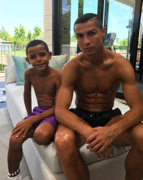 
C.Ronaldo và con trai khoe quả đầu đôi.
