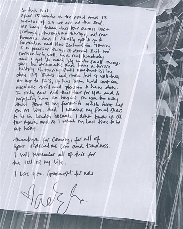 
Bức thư tay được Adele chia sẻ trong buổi concert diễn ra tại London vừa qua.