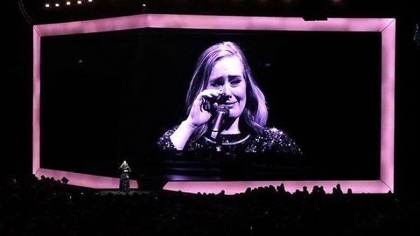 
Adele xúc động trong buổi concert khi chia sẻ về những khó khăn cô gặp phải khi đi tour.