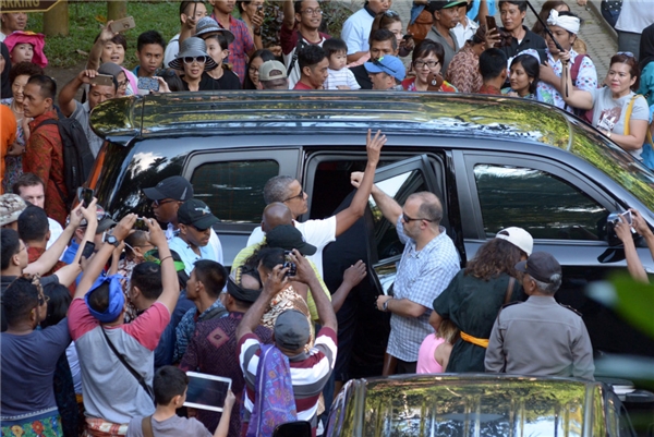 
Điểm đến tiếp theo của ông Obama là đền Tirtha Empul (thuộc làng Tampaksiring, ở Gianyar, Bali). Những người dân trên hòn đảo đã chờ từ rất sớm để chào đón cựu tổng thống da màu của nước Mỹ trong sự nồng nhiệt. (Ảnh: Getty)