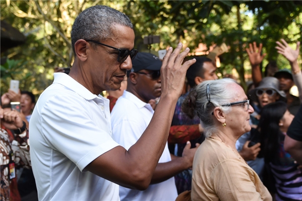 
Việc ông Obama từng có những năm ấu thơ tại Indonesia và đã tiếp nhận văn hóa của đất nước này, khiến người dân bản địa cảm thấy gắn kết với vị cựu tổng thống Mỹ. (Ảnh: AFP)