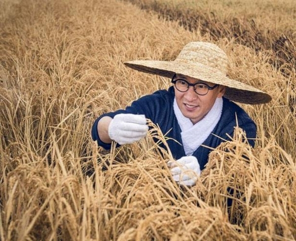 
Châu Kiệt chăm chút cho cánh đồng của mình như một lão nông dân thực thụ.