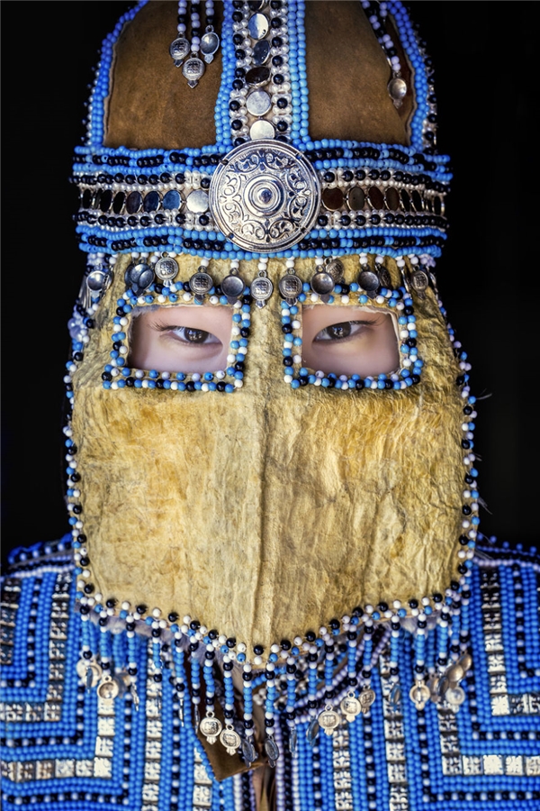 
Một cô gái Sakha với phong tục che mặt