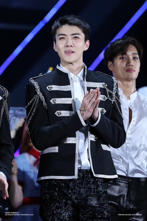 
Em út của EXO điển trai như hoàng tử trên sân khấu Dream Concert 2017.