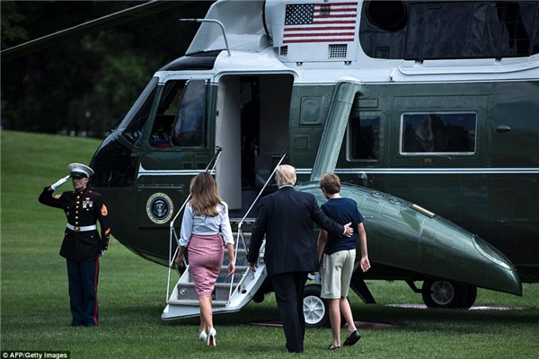 Gia đình Donald Trump rời Nhà Trắng vào buổi chiều thứ 6, ngày 30/6.