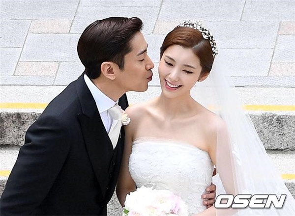 
Chú rể Eric Moon cùng cô dâu Na Hye Mi rạng rỡ chụp ảnh kỷ niệm trước khi tiến vào lễ đường.