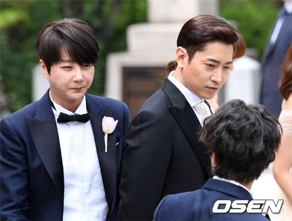 
Hye Seung trẻ trung bên cạnh chú rể.