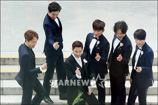 
Shinhwa tề tựu đông đủ tại lễ cưới của trưởng nhóm.