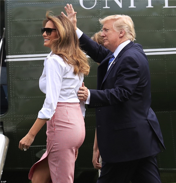 Ông Trump đặt nhẹ tay lên lưng vợ, bác bỏ những tin đồn xoay quanh việc hôn nhân của họ gặp trục trặc.