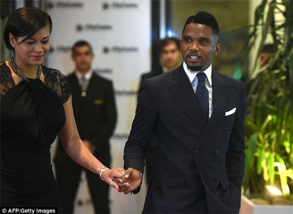 
Báo đen Eto'o và vợ có mặt tại lễ cưới của người đồng đội cũ.
 

Đội trưởng Xavi Hernandez cùng vợ. 