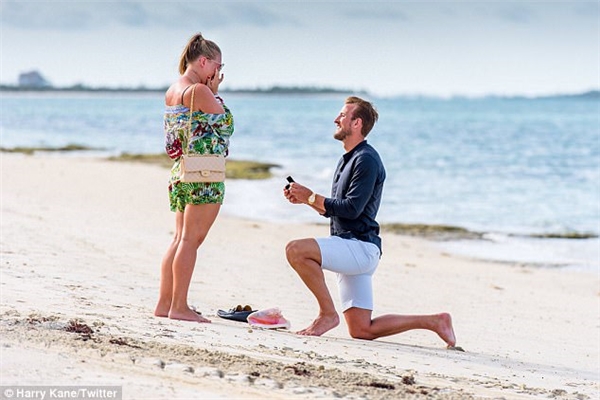 
Kane cầu hôn bạn gái đầy lãng mạn trên bãi biển thơ mộng.