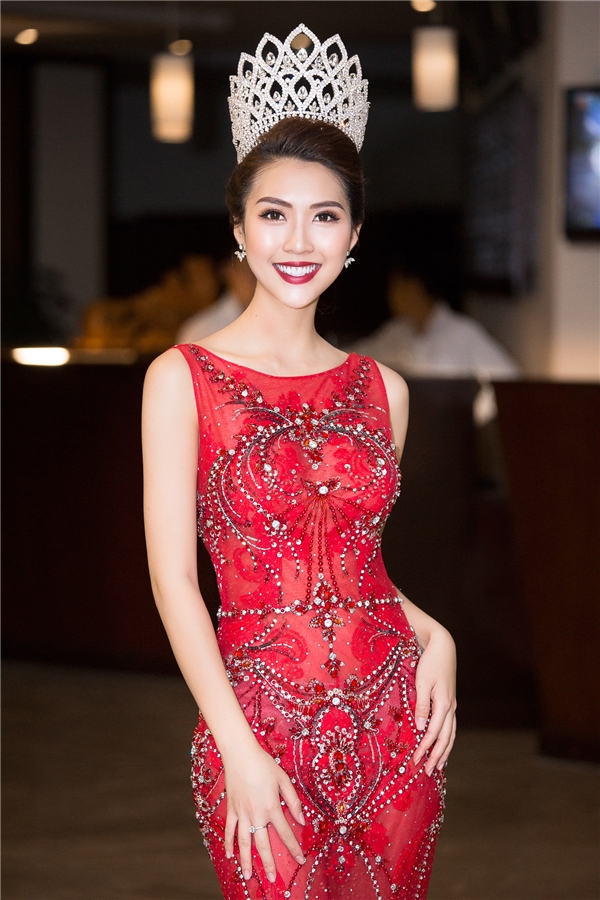 
Xuất hiện tại đêm chung kết, Tường Linh diện bộ váy dạ hội đỏ rực của NTK Đỗ Long.