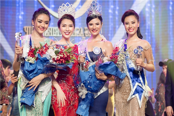 
Tường Linh chụp ảnh cùng Hoa hậu và 2 Á hậu của cuộc thi. Á hậu 1 thuộc về đại diện của Việt Nam là Yến Nhi.