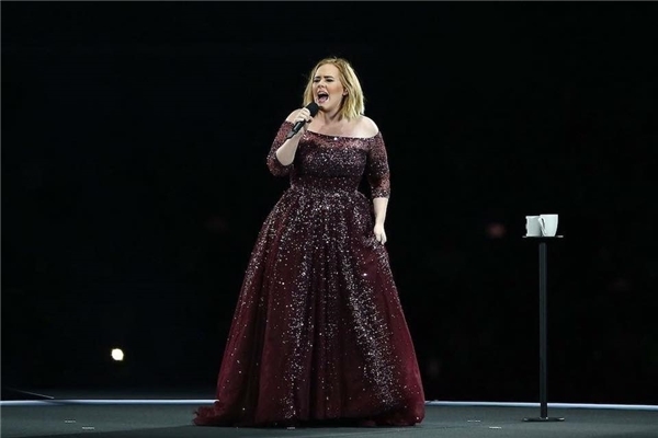 
Adele luôn mong muốn gửi đến mọi người giọng hát và những tình cảm chân thật của mình. Vì vậy, thay vì chọn cách hát nhép, Adele đành đau lòng hủy hai show diễn quan trọng cuối cùng.