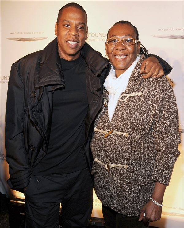 
Jay Z lên tiếng ủng hộ người mẹ đồng tính và cảm thông cho những dồn nén suốt bao năm của bà.