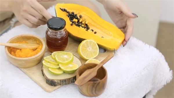 
Cho một ít đu đủ xay nhuyễn vào chén riêng, vắt nửa trái chanh cùng 2 muỗng mật ong rồi trộn đều. Đắp mặt khoảng 20 phút sau đó rửa sạch lại bằng nước mát.