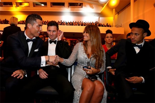 
Ronaldo đã từng có một cuộc nói chuyện ngắn với Antonella tại lễ trao giải quả bóng vàng 2015.