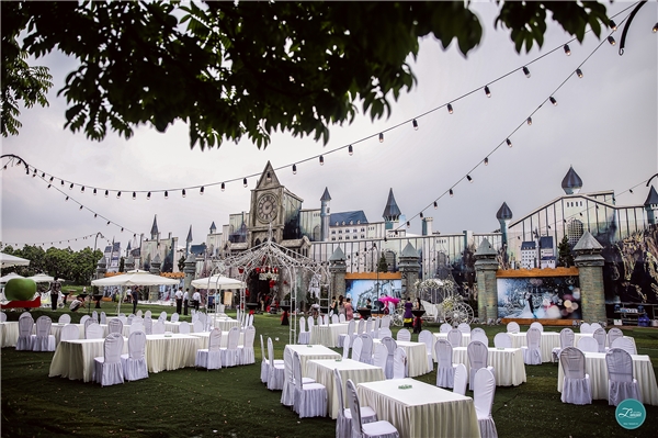 Hàng ngàn bộ bàn ghế được phủ vải trắng cùng hệ thống đèn lớn càng làm tăng không khí lãng mạn của tiệc cưới.