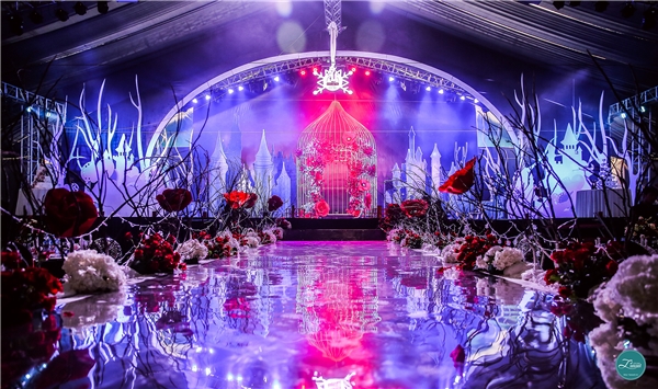 Hệ thống ánh sáng cùng hoa trải dọc sân khấu đã tái hiện lại một đám cưới cổ tích - giấc mơ của biết bao cô gái.
