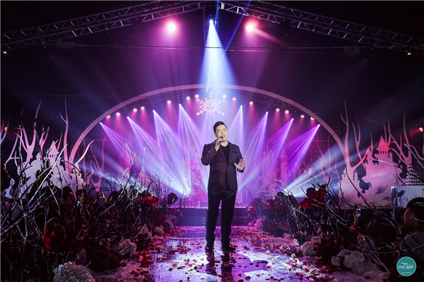 Ca sĩ Quang Lê khiến người dự tiệc chìm đắm trong từng tiếng nhạc da diết.