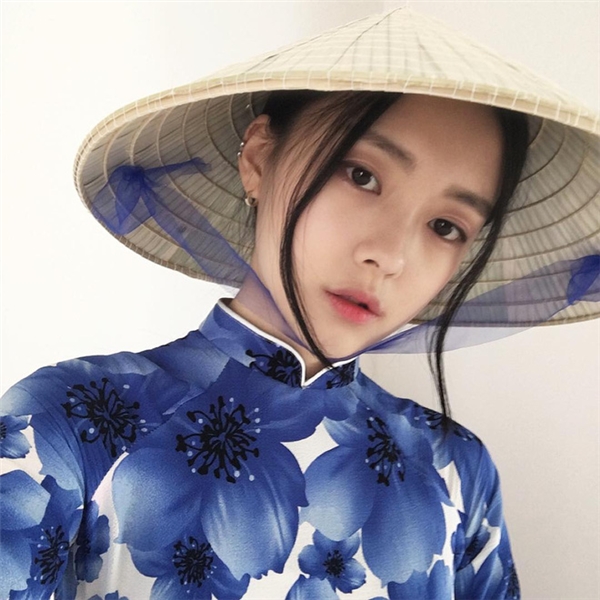 
Cô gái Hàn Quốc Soo Yeon xinh đẹp và gợi cảm trong tà áo dài và chiếc nón lá Việt Nam.