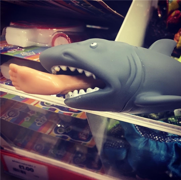 
Bạn ghiền phim Jaws (Hàm cá mập)? Bạn thấy hàm cá mập thật đáng yêu, đến nỗi bạn chỉ muốn ôm chúng ngủ cùng? Món đồ chơi xinh xắn này dành cho bạn.