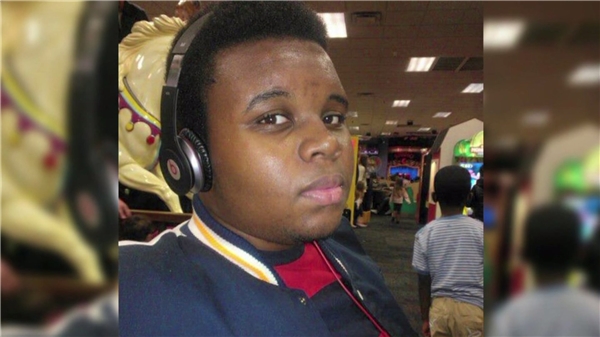 
Thiếu niên Micheal Brown bị một cảnh sát da trắng bắn chết giữa ban ngày.