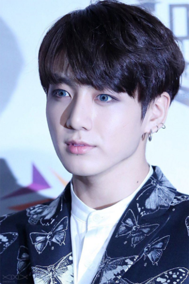 
Jungkook BTS trung thành với mắt xanh, giúp chàng Tây hóa nét đẹp đậm chất Hàn Quốc trong vòng một nốt nhạc.