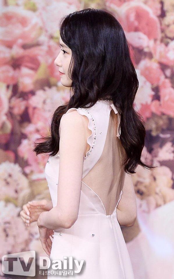  
Yoona mặc áo cắt xẻ táo bạo, khoe lưng trần gợi cảm trong buổi họp báo.