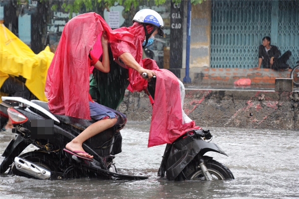 
Sài Gòn nắng mưa bất chợt, đường Sài Gòn cũng lắm đoạn biến thành sông vào mùa mưa nên việc để xe bơi nước là điều mà thường xuyên diễn ra.
