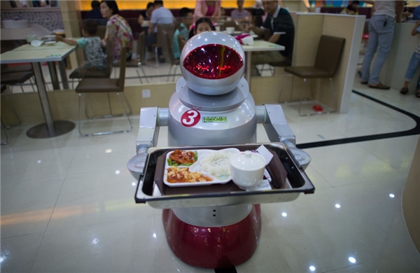 
Thậm chí những công việc của con người hằng ngày cũng đã thay bằng những con robot.