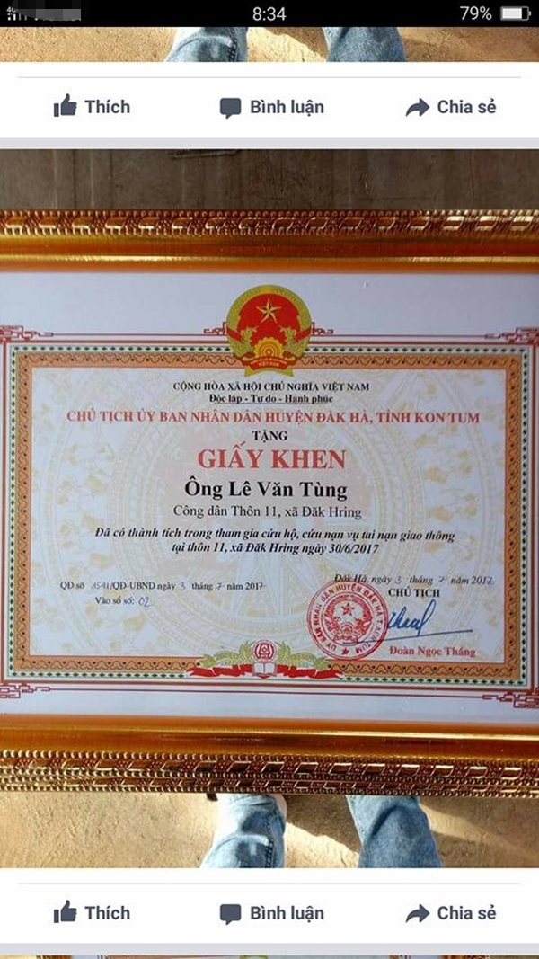 
Anh Tùng được Chủ tịch UBND huyện Đăk Hà trao giấy khen trong hoạt động cứu người. (Ảnh: FBNV)