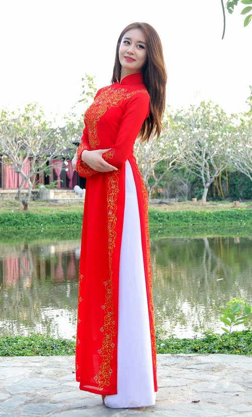 
Jiyeon vô cùng nổi bật và tự tin khoe dáng trong tà áo dài đỏ rực.