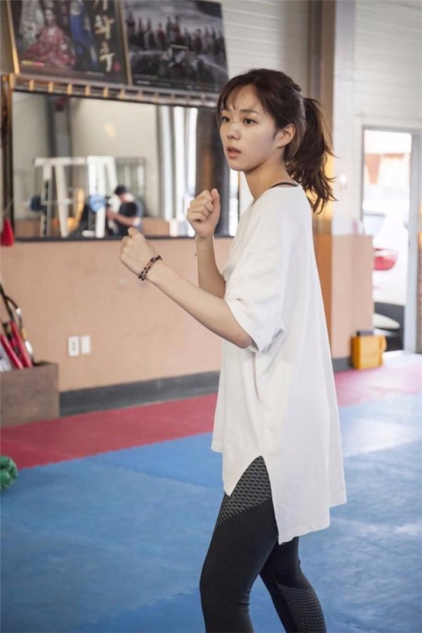 
Choi Soo Bin vào vai cô gái giao hàng mạnh mẽ với 15 năm theo học võ Hopkido.