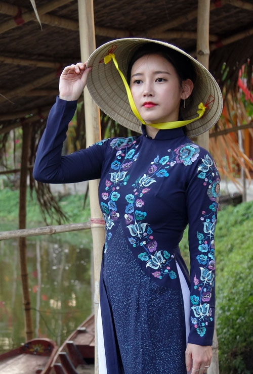 
Khác với thành viên cùng nhóm, Soyeon lựa chọn cho mình một chiếc áo dài xanh dịu mát. 
