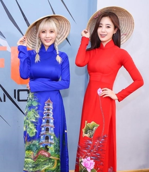 
Cũng trong sự kiện này, 2 thành viên khác của T-Ara là Qri và Eunjung cũng đã có trải nghiệm mặc áo dài Việt Nam.