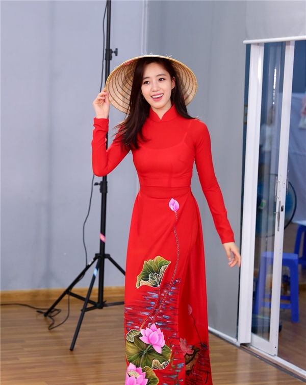 
Trong khi đó Eunjung lại vô cùng dịu dàng trong tà áo dài đỏ.