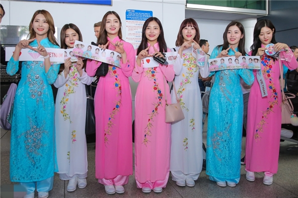 
Đến Việt Nam tham dự chương trình ca nhạc tại TP HCM vào tháng 1 đầu năm nay, girlgroup nhà MBK DIA đã "ghi điểm" tuyệt đối trong mắt fan Việt khi xuất hiện tại sân bay trong tà áo dài duyên dáng.