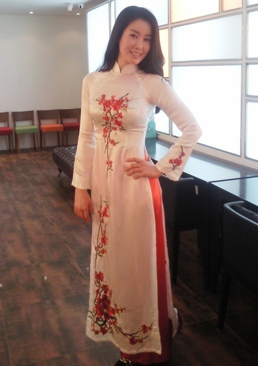 
Nữ diễn viên Những nàng công chúa nổi tiếng Lee Tae Ran tạo dáng đáng yêu trong tà áo dài được các fan Việt tặng. Cô thích thú “khoe” ngay những hình ảnh nóng hổi này khi nhận được món quà trên mạng xã hội thu hút sự quan tâm của các fan.