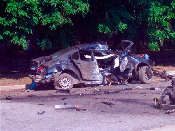 
Chiếc xe biến dạng sau khi đâm mạnh đã cướp đi sinh mạng của cả 2 người.