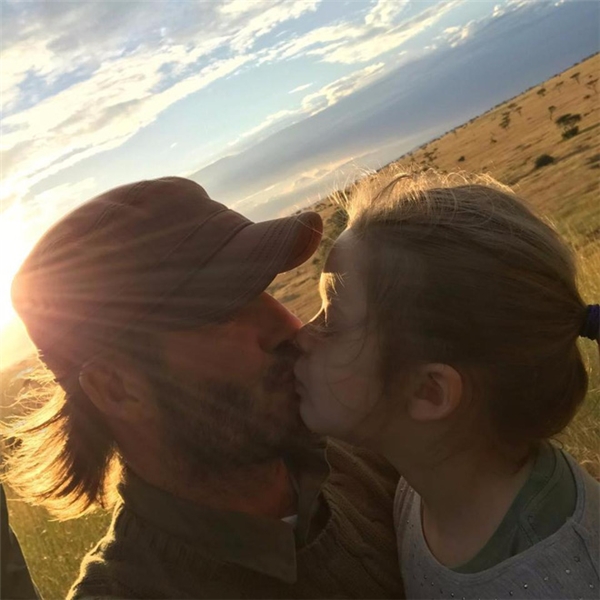 
Nụ hôn môi của cha con Beckham nhận phải nhiều chỉ trích từ cộng đồng mạng.