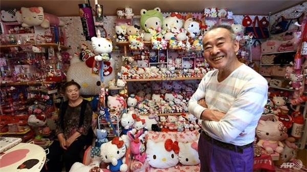 Ông đã dành hơn 30 triệu yên (khoảng 267.000 USD) cho hơn 30 năm thu thập món đồ từ nàng mèo này.