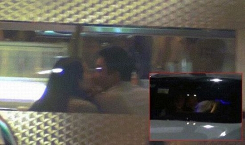 
Cặp đôi bị cánh paparazzi ghi lại khoảnh khắc trao nhau nụ hôn ngọt ngào ở một nhà hàng và trên xe ô tô. - Tin sao Viet - Tin tuc sao Viet - Scandal sao Viet - Tin tuc cua Sao - Tin cua Sao