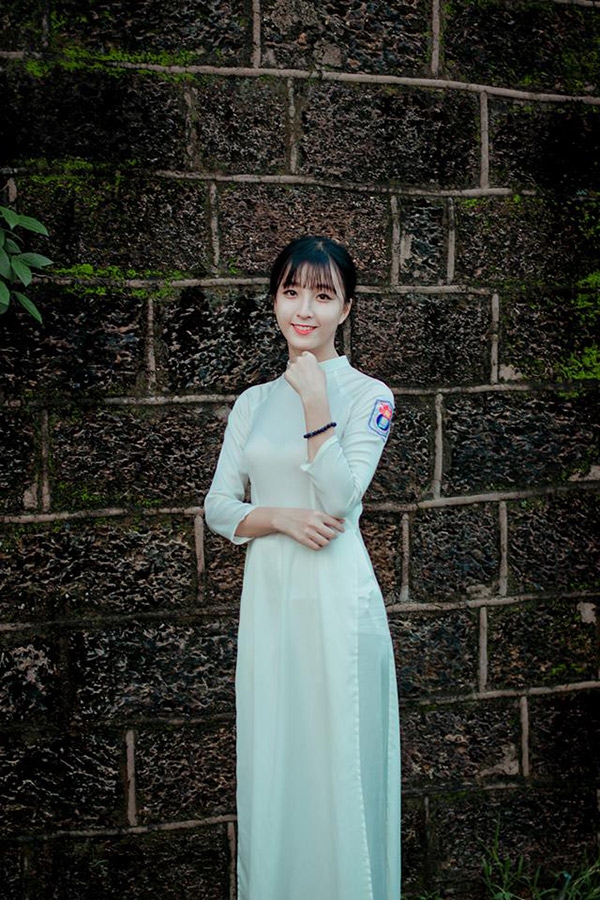 
Cô gái cũng nổi tiếng trong cuộc thi hoa khôi của trường THPT Huỳnh Thúc Kháng năm 2016.