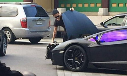 
Hồi năm 2015, một số hình ảnh G-Dragon lái siêu xe Lamborghini Aventador trị giá lên tới 489.000 USD (tương đương 11 tỉ đồng) của mình đến khách sạn Shilla Hotel ở Seoul đã được đăng trên mạng xã hội.